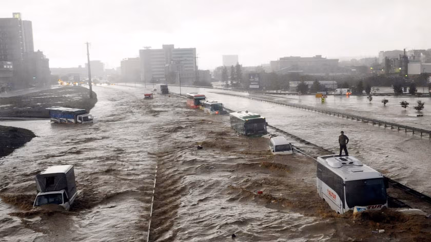 (Видео) ИСТАНБУЛ ПОД ВОДА - Катастрофални поплави го погодија градот, има загинати