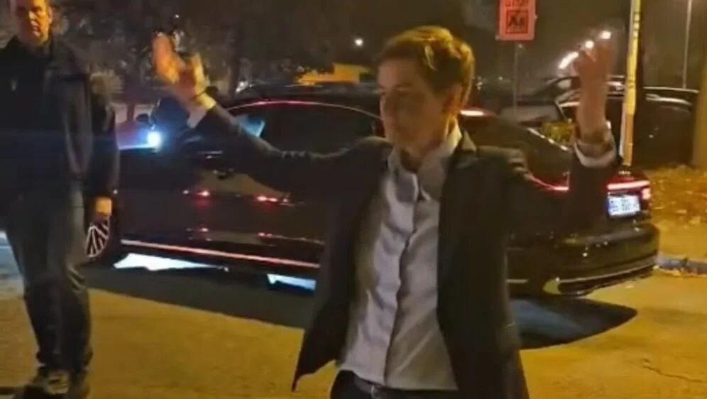 (ВИДЕО) АНА БРНАБИЌ ГИ ИЗГУБИ НЕРВИТЕ СРЕДЕ БЕЛГРАД: Застана на улица и викаше „Газете, бре!“