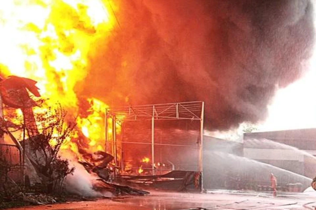 (ВИДЕО) ГОЛЕМА ЕКСПЛОЗИЈА ВО ВОЕН ОБЈЕКТ ВО СОСЕДСТВОТО: 300 работници евакуирани, од магацинот одекнувале детонации!