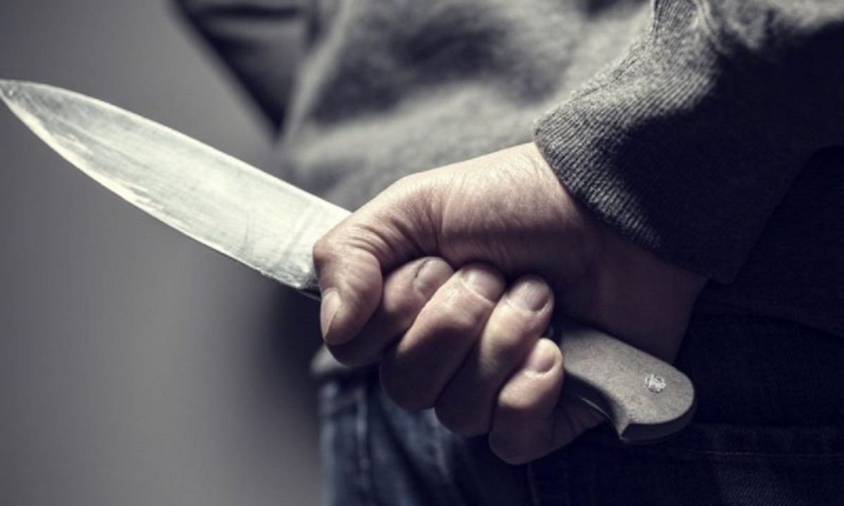 ЗАКАНИ И БРУТАЛЕН НАПАД: 40-годишник со остар предмет повредил полицаец во Центарот за социјални работи!