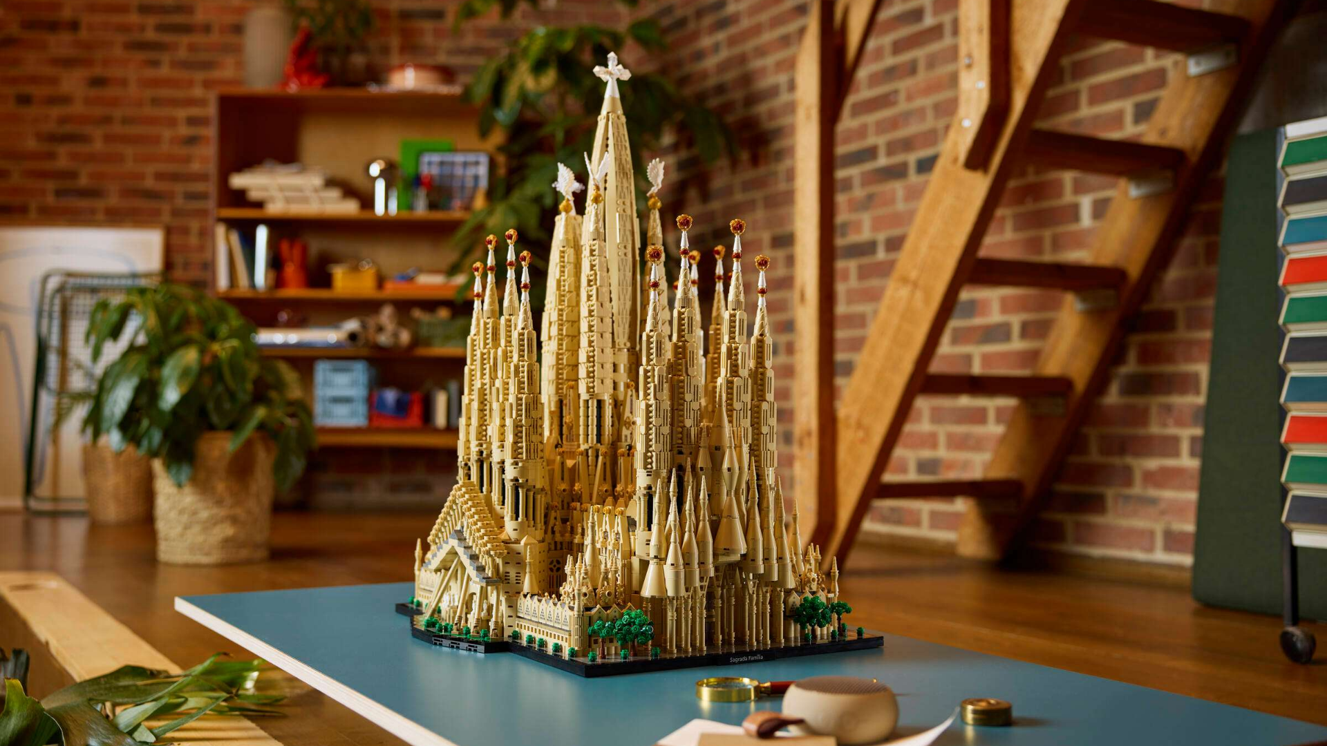 LEGO ГО СРУШИ СОПСТВЕНИОТ РЕКОРД: Саграда Фамилија во сет од над 12.000 делови – најамбициозниот модел досега!