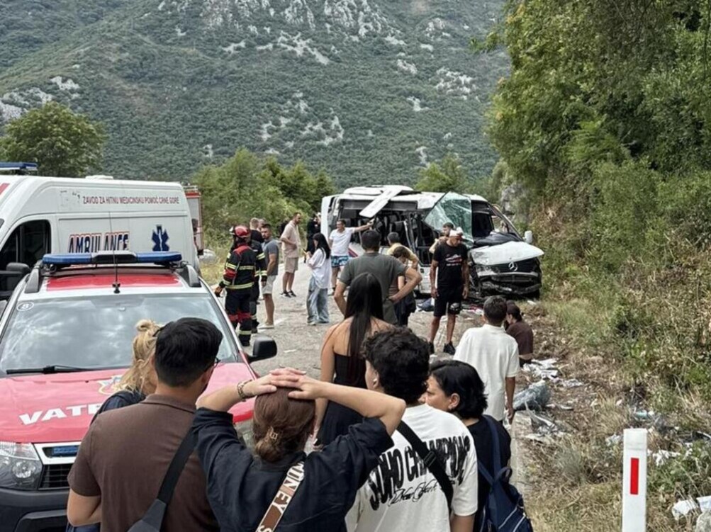 (ФОТО) ТЕШКА СООБРАЌАЈНА НЕСРЕЌА ЈА ПОТРЕСЕ ЦРНА ГОРА: Комбе излетало од коловозот, има загинати - ова е бројот на повредени!