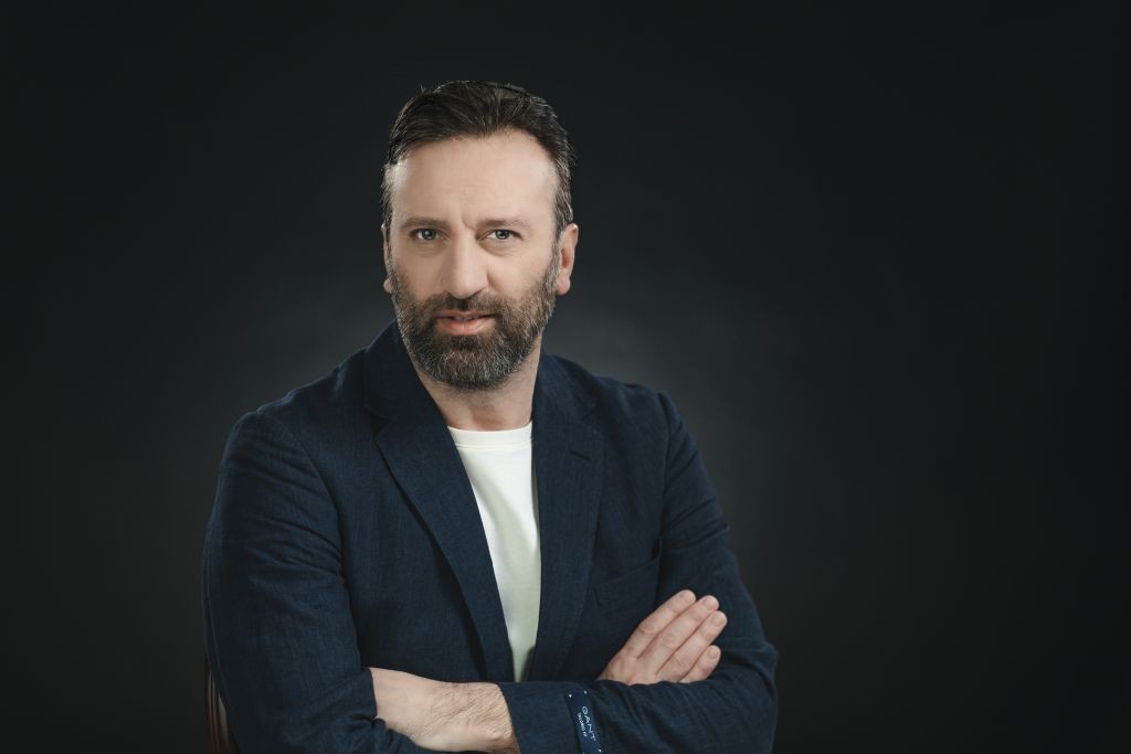 Сашко Коцев каков што ретко сте го виделе: „Стриптиз“ во црвена танга пред баби (ВИДЕО)