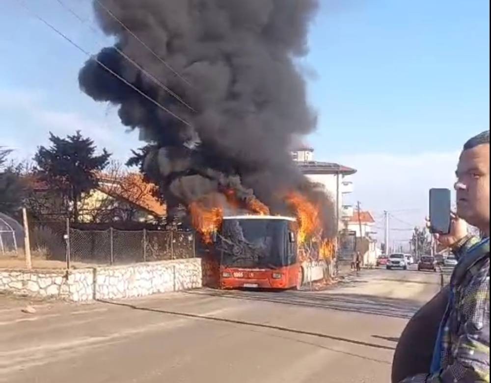 Драма со автобус на ЈСП: Се запалил во движење
