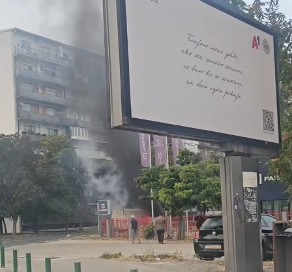 ГУСТ ЧАД ЈА ПОКРИ НАСЕЛБАТА: Комбе се запали среде град, интервенираа пожарникари!