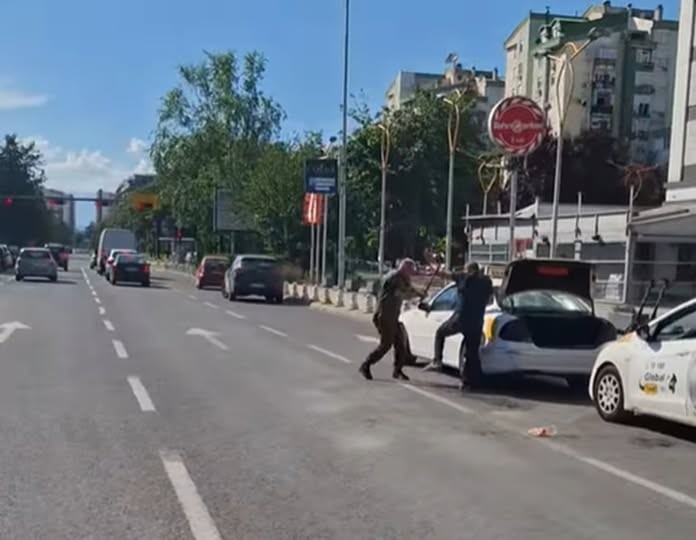 Драма среде Скопје: Таксисти се тепаат на булевар, користена и палка!