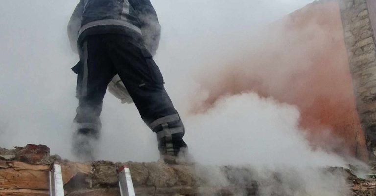 СИЛНА ЕКСПЛОЗИЈА ПОТРЕСЕ ЦЕЛА НАСЕЛБА: Повредени две лица, делови од објектот летале наоколу!