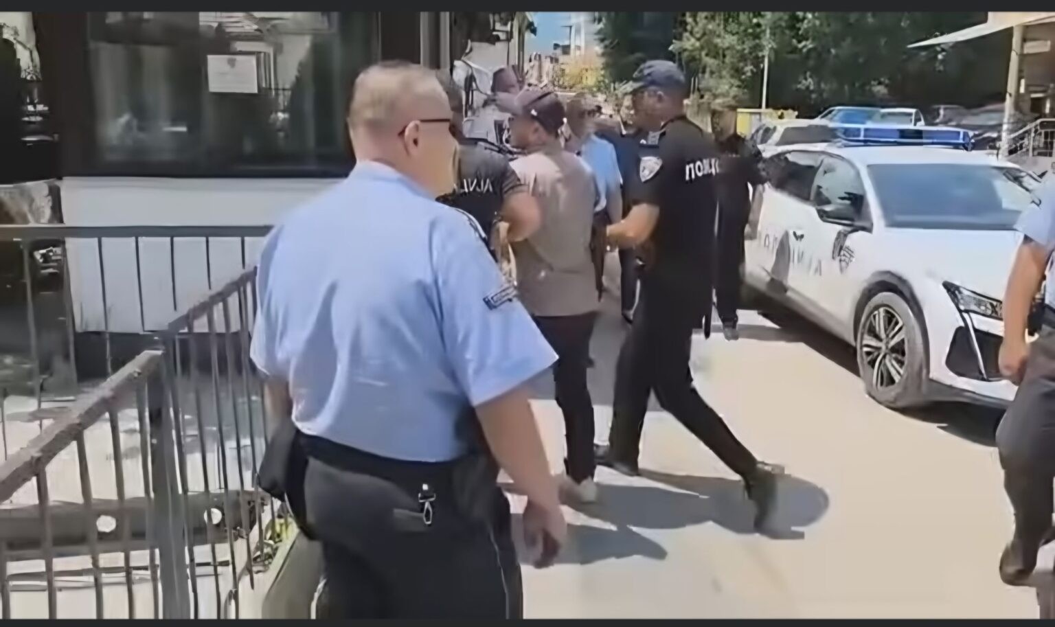 (ВИДЕО) БУРА ВО ГОСТИВАР: Приведени тројца од „Комуналец“ по скандалот со водата, истрагата се проширува!