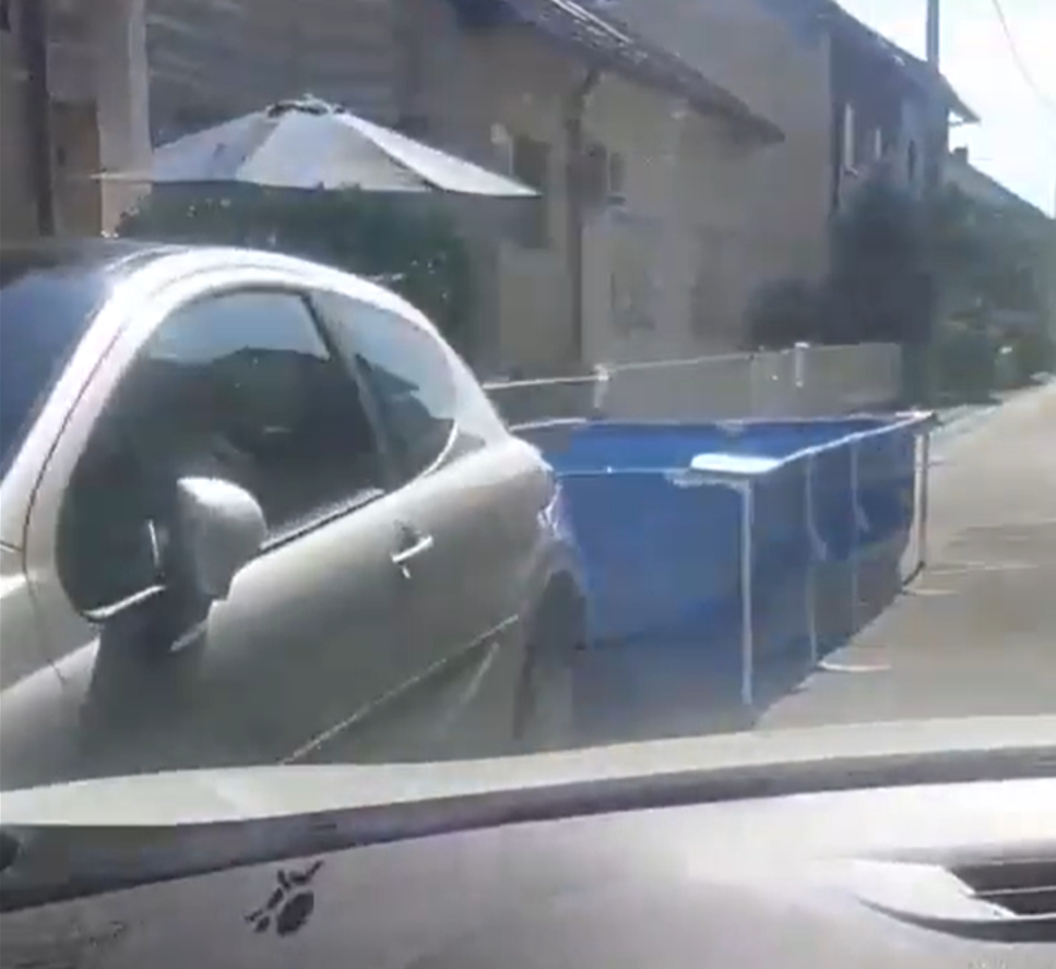(ВИДЕО) НЕВЕРОЈАТНА СЦЕНА ВО ЗАГРЕБ: Баба постави базен на улица за внуците, соседите се заканиле со солна киселина!