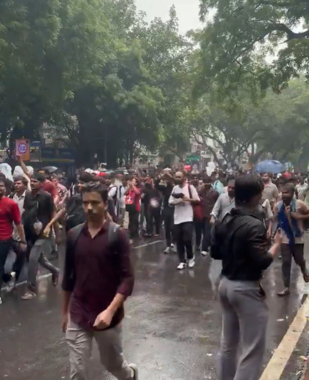 (ВИДЕО) „Лебарките“ тргнаа кон индискиот парламент: Масовни протести против владата, полицијата постави блокади!