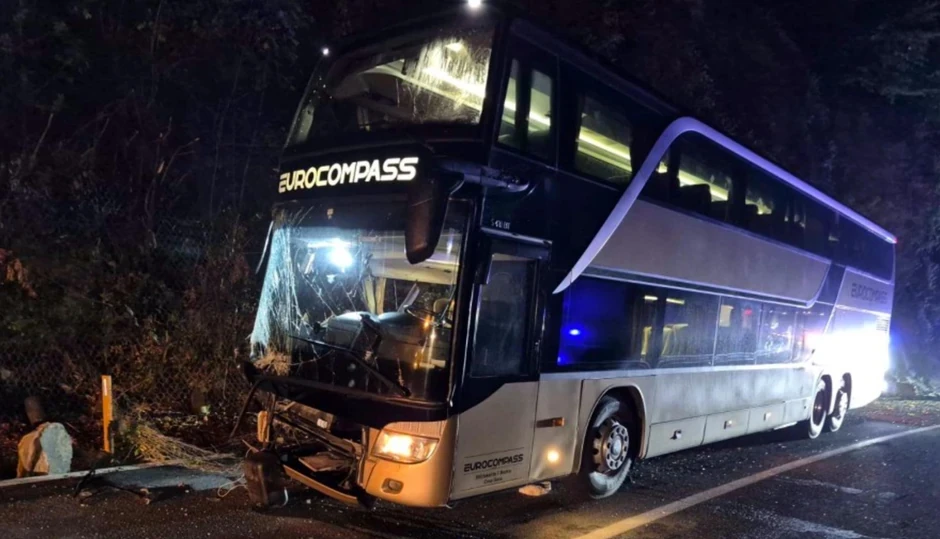 (ФОТО, ВИДЕО) СТРАШНА НЕСРЕЌА ГО ПОТРЕСЕ БАЛКАНОТ: Камења паднале врз автобус со 90 ученици - ова е бројот на повредени!