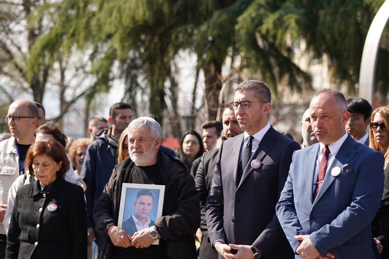 Годишнина од трагедијата во Кочани: Државниот врв и граѓаните оддадоа почит на 63-те загинати