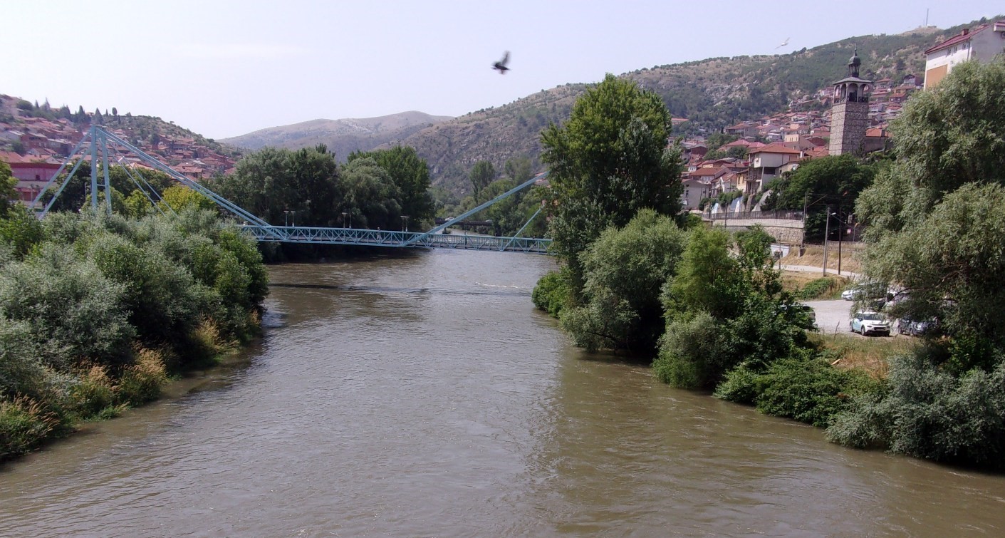 НОВИ АНАЛИЗИ ОТКРИВААТ ЗАГАДУВАЊЕ НА ВАРДАР ВО ВЕЛЕС: Во реката пронајдени показатели за фекално загадување!