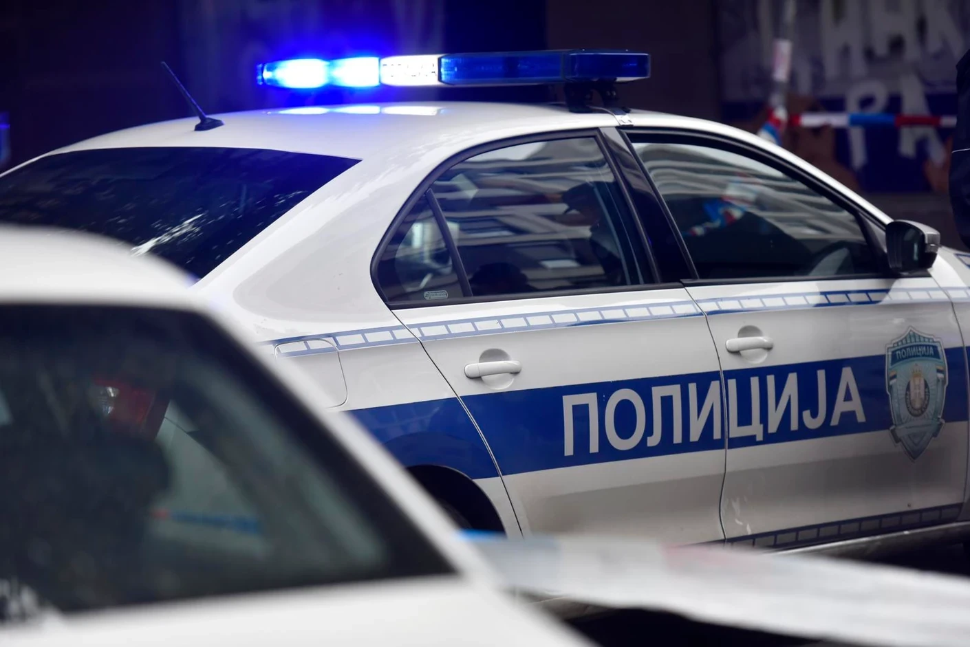 БРАНЕЛЕ ДРУГАРКИ, ПА БИЛЕ ИЗБОДЕНИ: Ги нападнал пијан гостин - итно примени во болница!