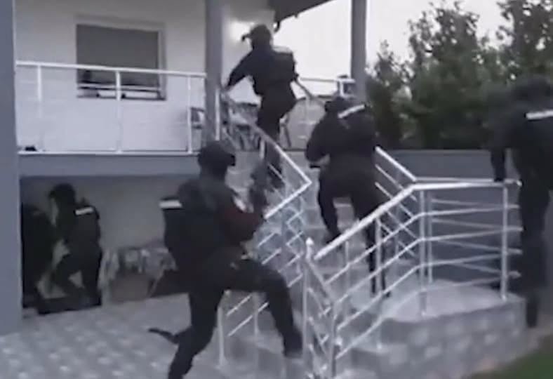 Полицијата упаднала во стан и затекнала огромна количина дрога: Уапсена 28-годишна жена