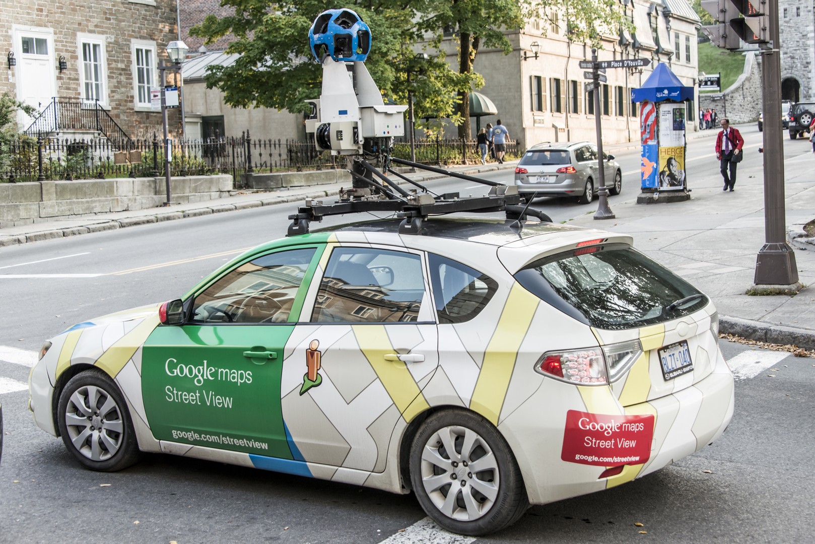 (ВИДЕО) „СТОЈ! КОЈ СИ ТИ?“ – Неверојатна сцена: Маж го запре Google автомобилот и побара документи!