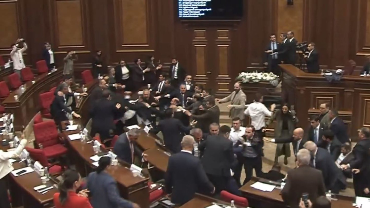 (ВИДЕО) МАСОВОНА ТЕПАЧКА ВО ПАРЛАМЕНТОТ: Летаа столови и тупаници, пратеник излезе со крвав нос, а се огласи и премиерот!