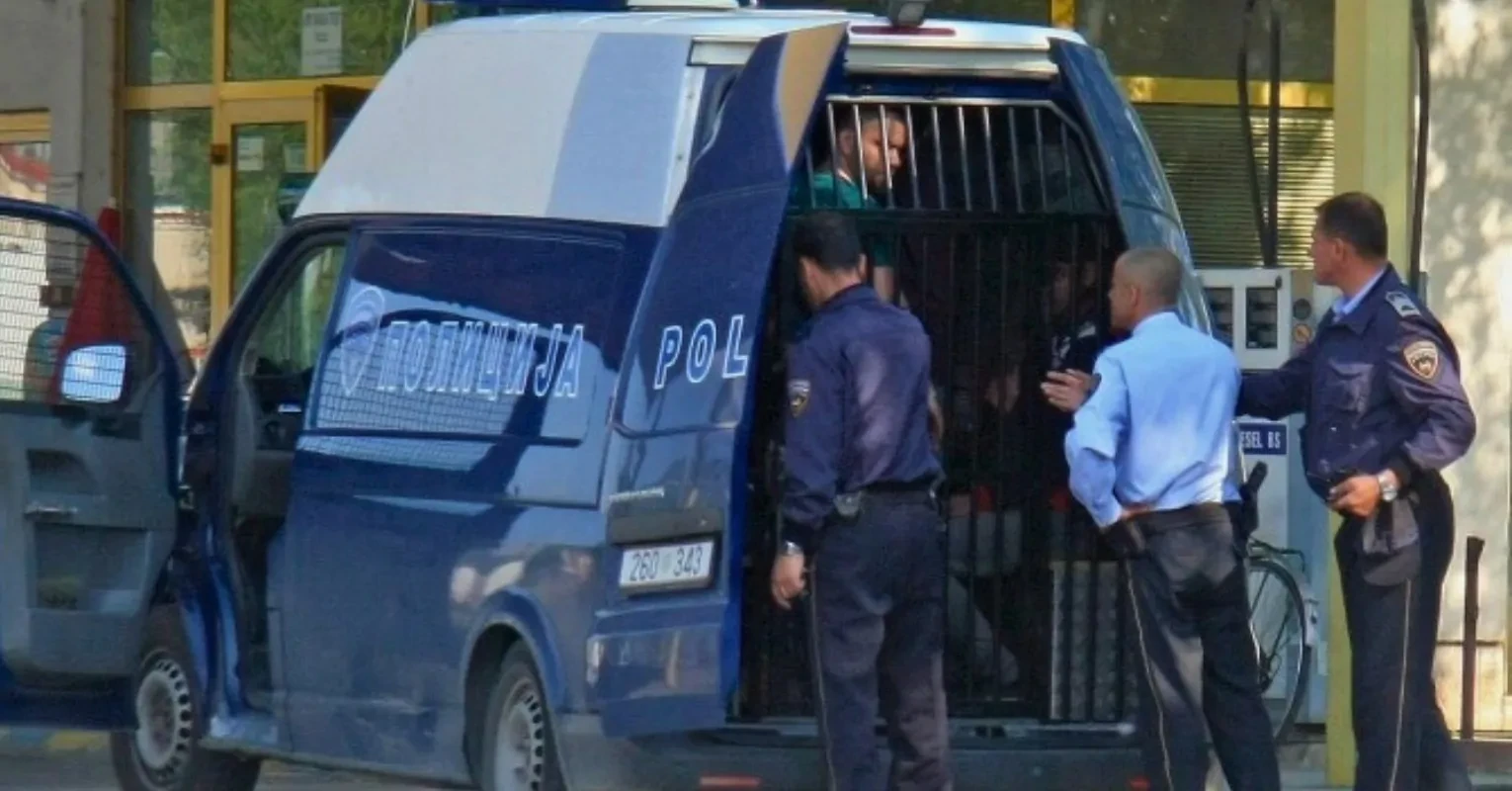 ПОЛИЦИЈАТА ГО СОПРЕЛА, ТОЈ СЕ ОБИДЕЛ ДА ЈА ФРЛИ МАРИХУАНАТА