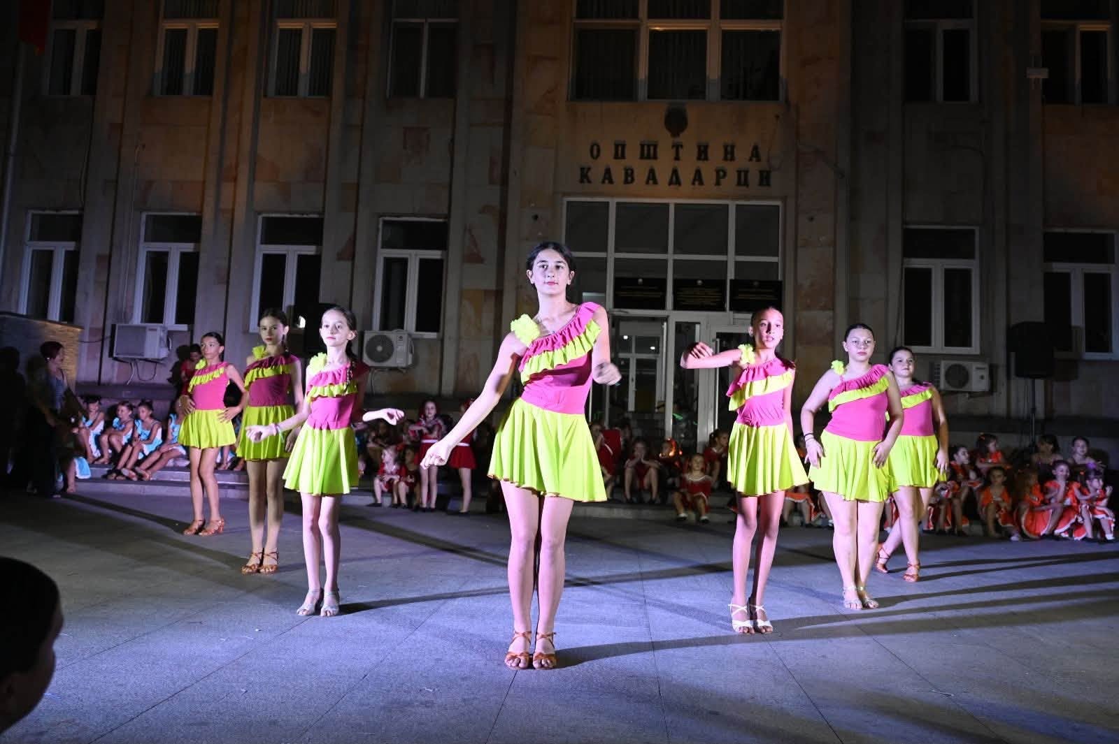 Плоштадот во Кавадарци оживеа – танц, музика и одлична атмосфера на „Кавадаречко културно лето“