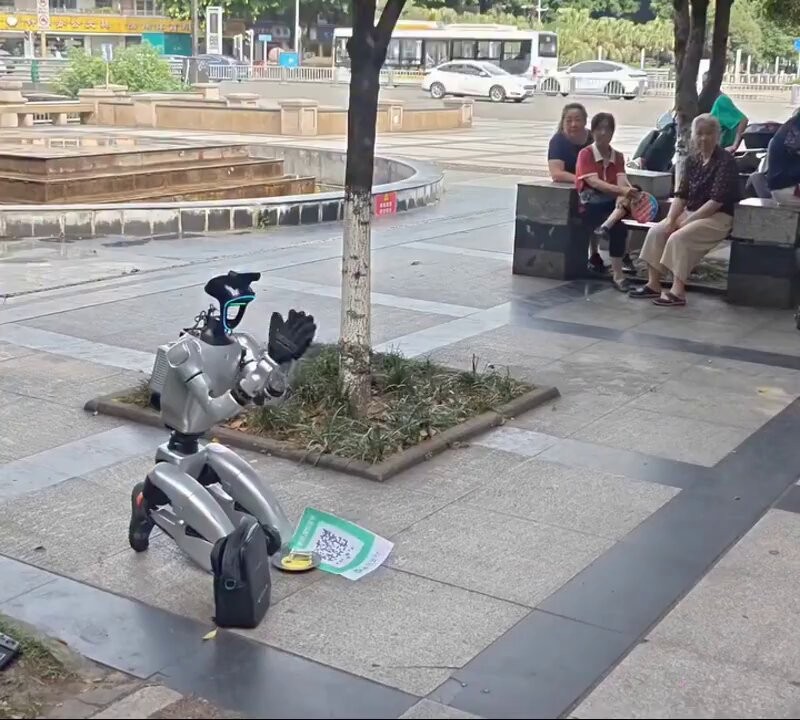 (ВИДЕО) РОБОТИ ШТО ПРОСАТ НА УЛИЦА: Вирална сцена од Кина што ја шокира и забавува јавноста!