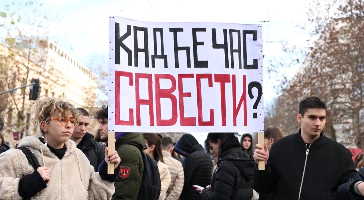 Студенти и граѓани на улиците на Нови Сад за правда и држава - еве што му порачаа на Вучиќ!