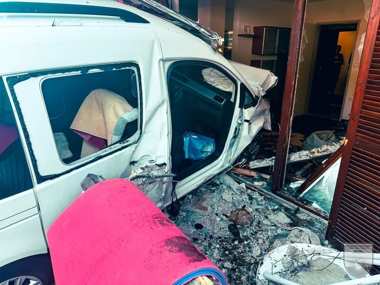 АВТОМОБИЛ ЗАВРШИ ВО ДНЕВНА СОБА: Возач се заби во зграда - повреден и сопатникот!