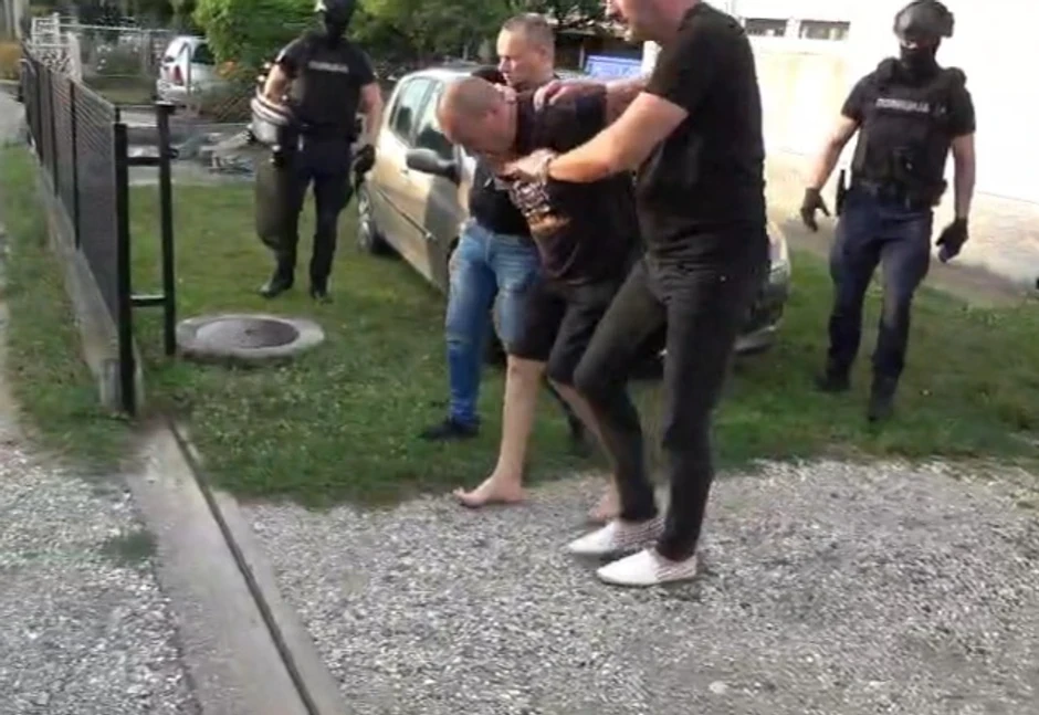 (ВИДЕО) Се снимаше со нож во раката и му се закануваше на Вучиќ, па еве како заврши!