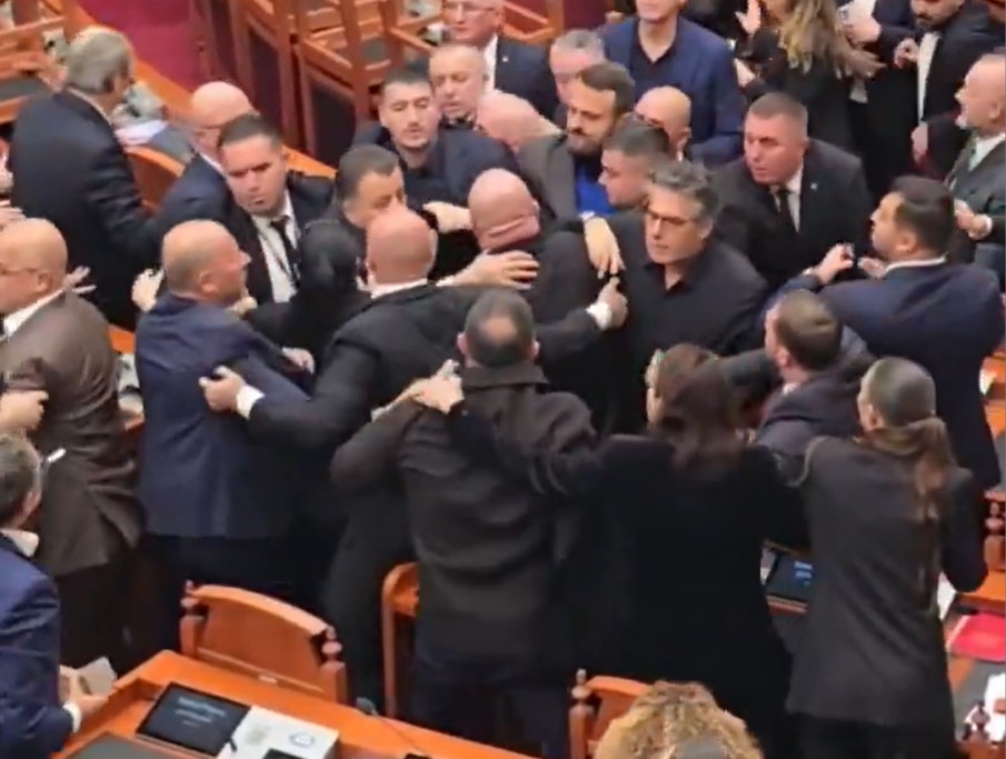 (ВИДЕО) МАСОВНА ТЕПАЧКА ВО ПАРЛАМЕНТОТ: Седницата итно прекината!