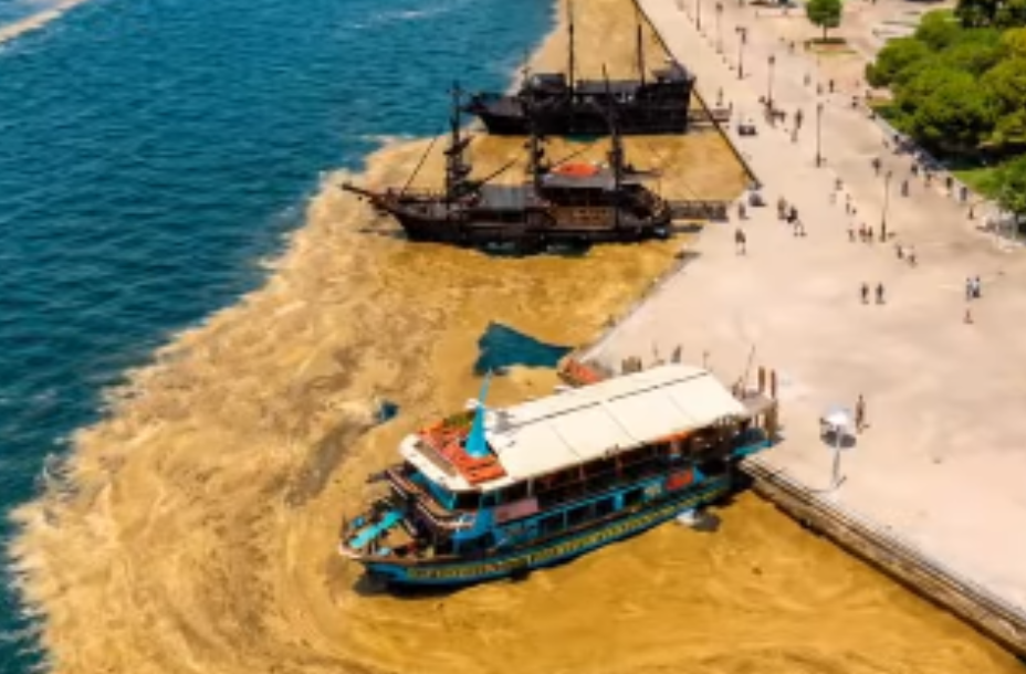 ЗЕЛЕНА ВОДА И НЕПРИЈАТЕН МИРИС: Што навистина се случува во морето кај Солун?