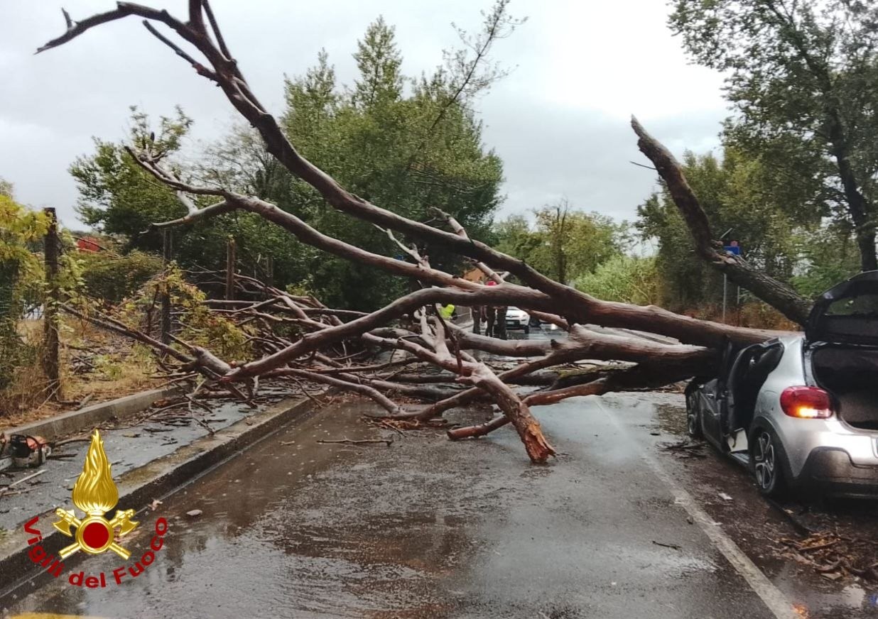 Хаос во Италија: Жена се удави во автомобил, 63.000 удари од гром за само 12 часа (ФОТО)