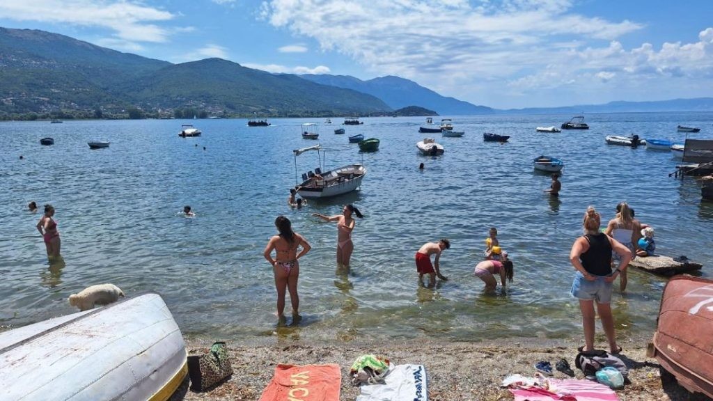 Голема потрага во Охрид по 32-годишен скопјанец: На плажата останале неговите работи