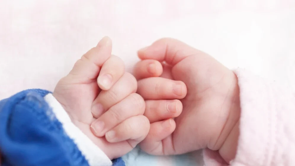 Тврдела дека близнаците ѝ починале од вакцини, а обдукцијата открила нови детали: За мајката бараат смртна казна