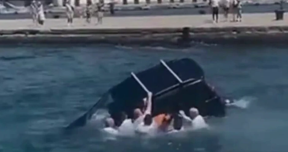 (ВИДЕО) АВТОМОБИЛ ПАДНА ВО МОРЕ, СЕ ВКЛУЧИ ВОЈСКАТА: Драма на Јадранот - снимена акција за спасување на 41-годишен маж!