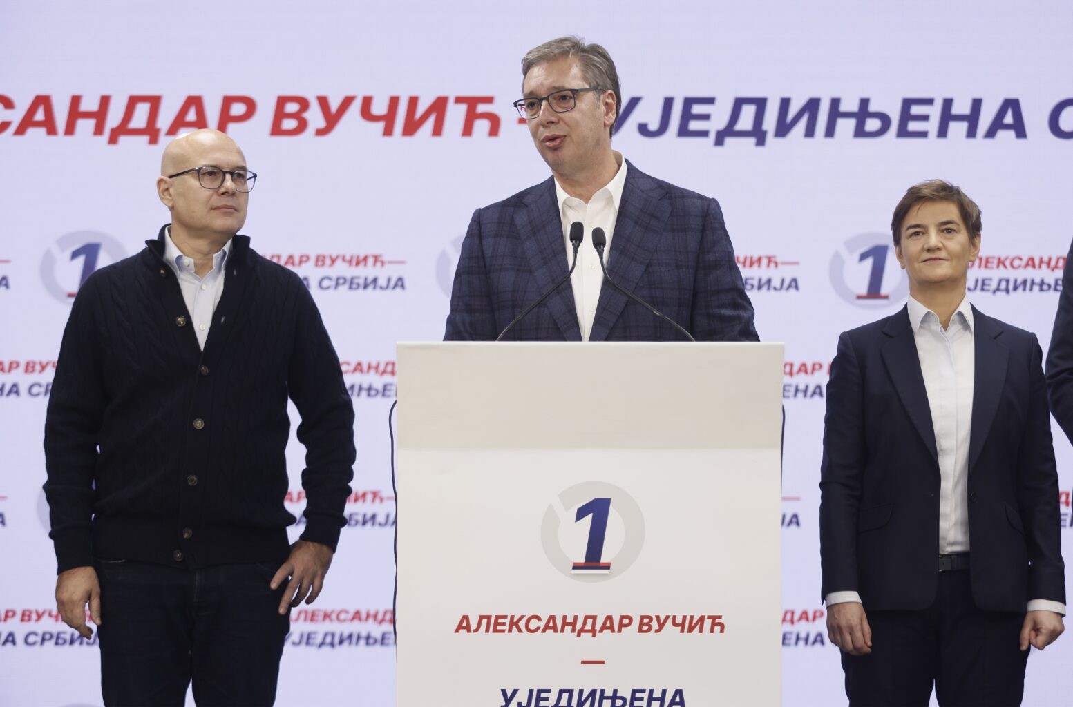 „Ништо не разбирам, зошто толку им се брза?“ Вучиќ со остра порака: „Не ми паѓа на памет да ги молам за што било“