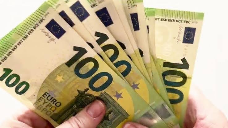 Божиќен бонус од 740 евра за вработените: Парите мора да им легнат на сметките до 18 декември