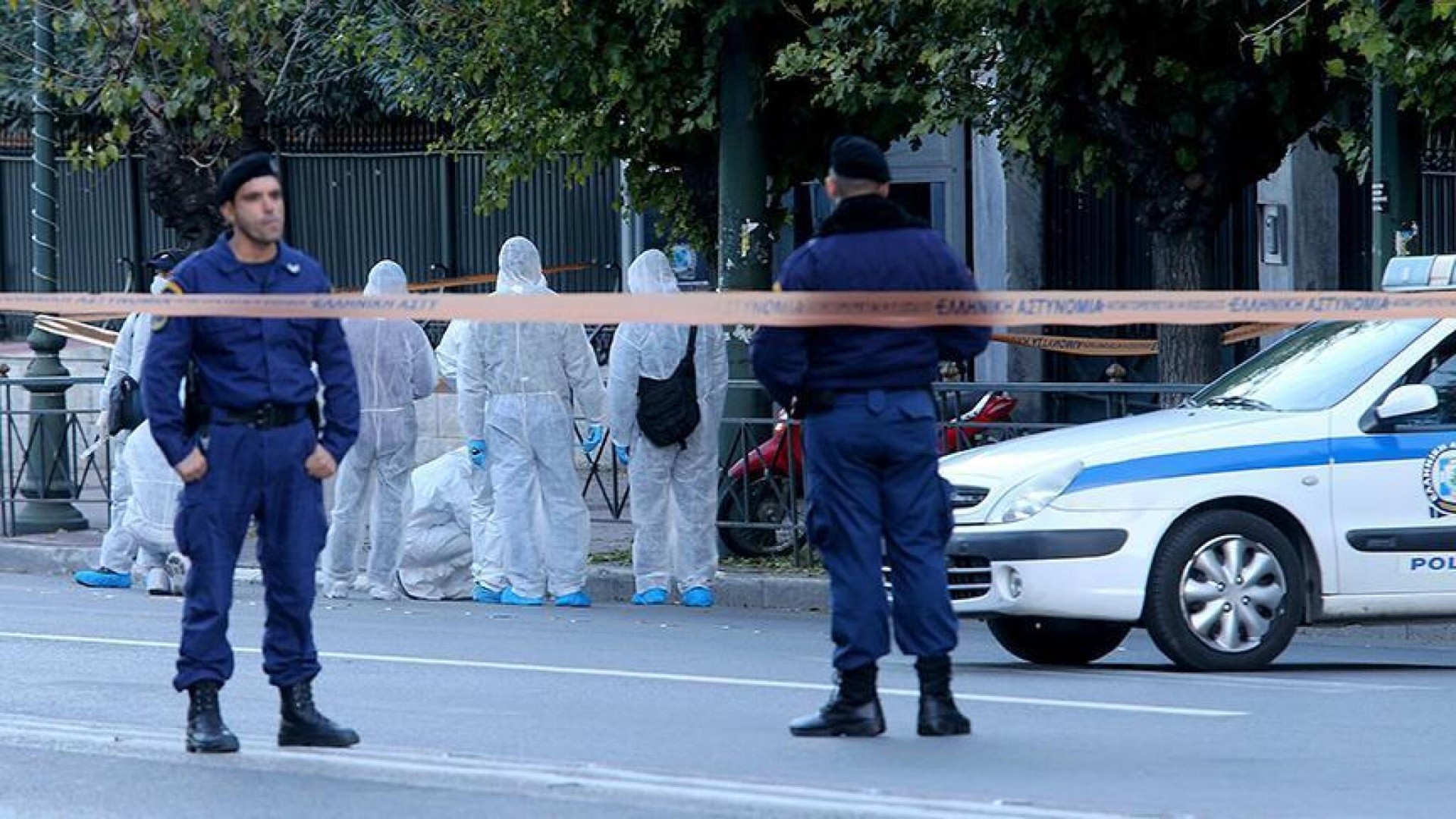 Две експлозии рано утринава во Атина: Фрлени бомби врз два објекти