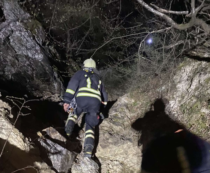 Драма пред зори: Мајка и дете паднале во провалија, следувала трка со времето