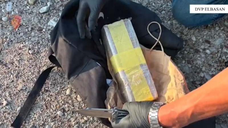 ОПАСЕН ШВЕРЦ НА ГРАНИЦА: Албанската полиција уапси македонски државјанин со килограм хероин скриен во гума од комбе!