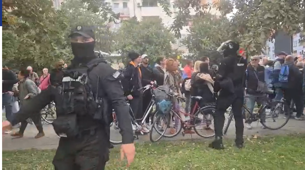 Полицијата ги турка граѓаните, новинарите останаа без телефони