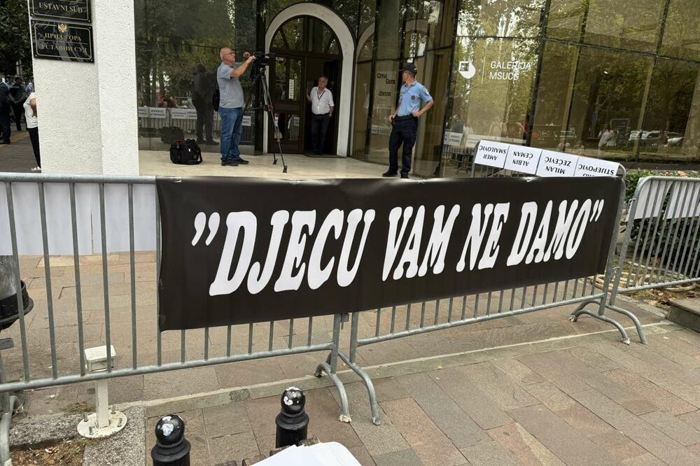 Вакцинацијата ги крена родителите на протест: Се разгледува и блокада на градинките