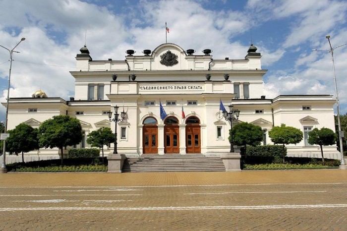 ФИНАНСИСКИ РЕВИЗИИ: Платите на високите државни функционери кај соседите се намалуваат за до 500 евра!