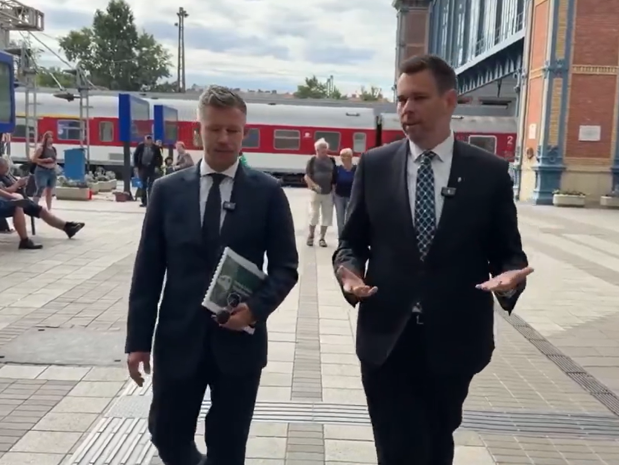 (ВИДЕО) СКАНДАЛ НА ЖЕЛЕЗНИЧКА СТАНИЦА ВО БУДИМПЕШТА: Непознат маж му се приближи на Петер Маѓар и го плукна!