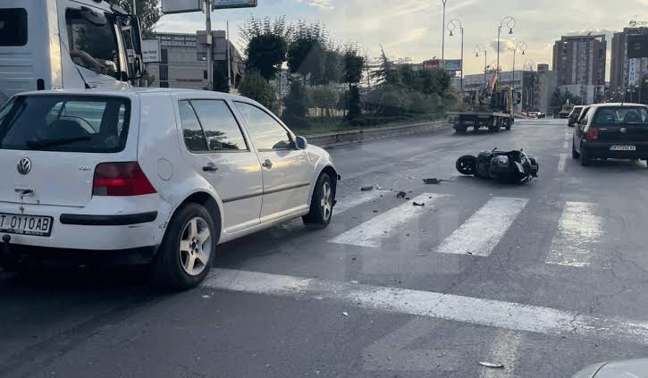 МЕТЕЖ ВО ЦЕНТАРОТ НА СКОПЈЕ ПО СООБРАЌАЈКА: Повреден доставувач на храна