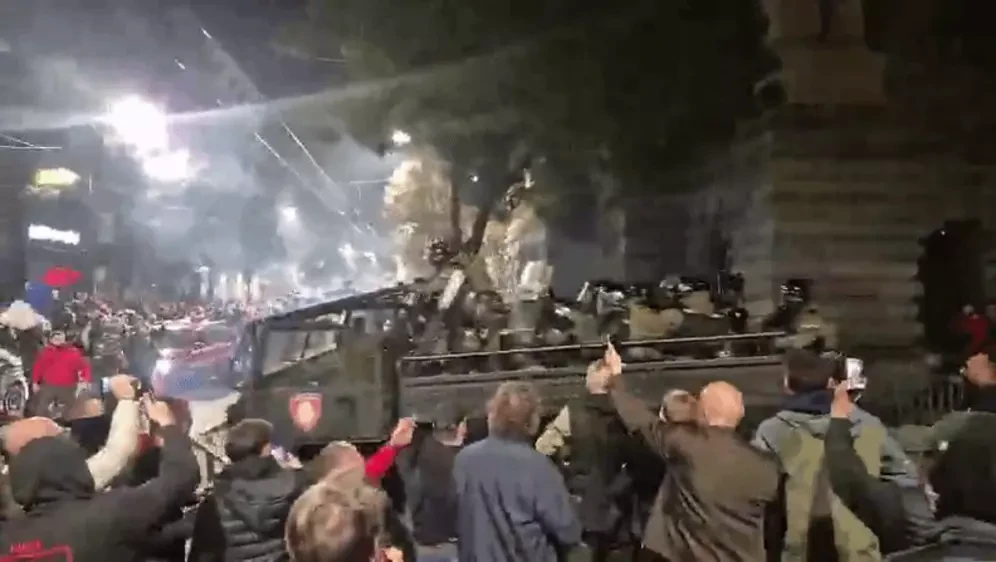 (ВИДЕО) ПОГЛЕДНЕТЕ КАКО ГРАЃАНИТЕ ЈА ИСПРАТИЈА ПОЛИЦИЈАТА: Свирежи, камења и удари врз возилата!