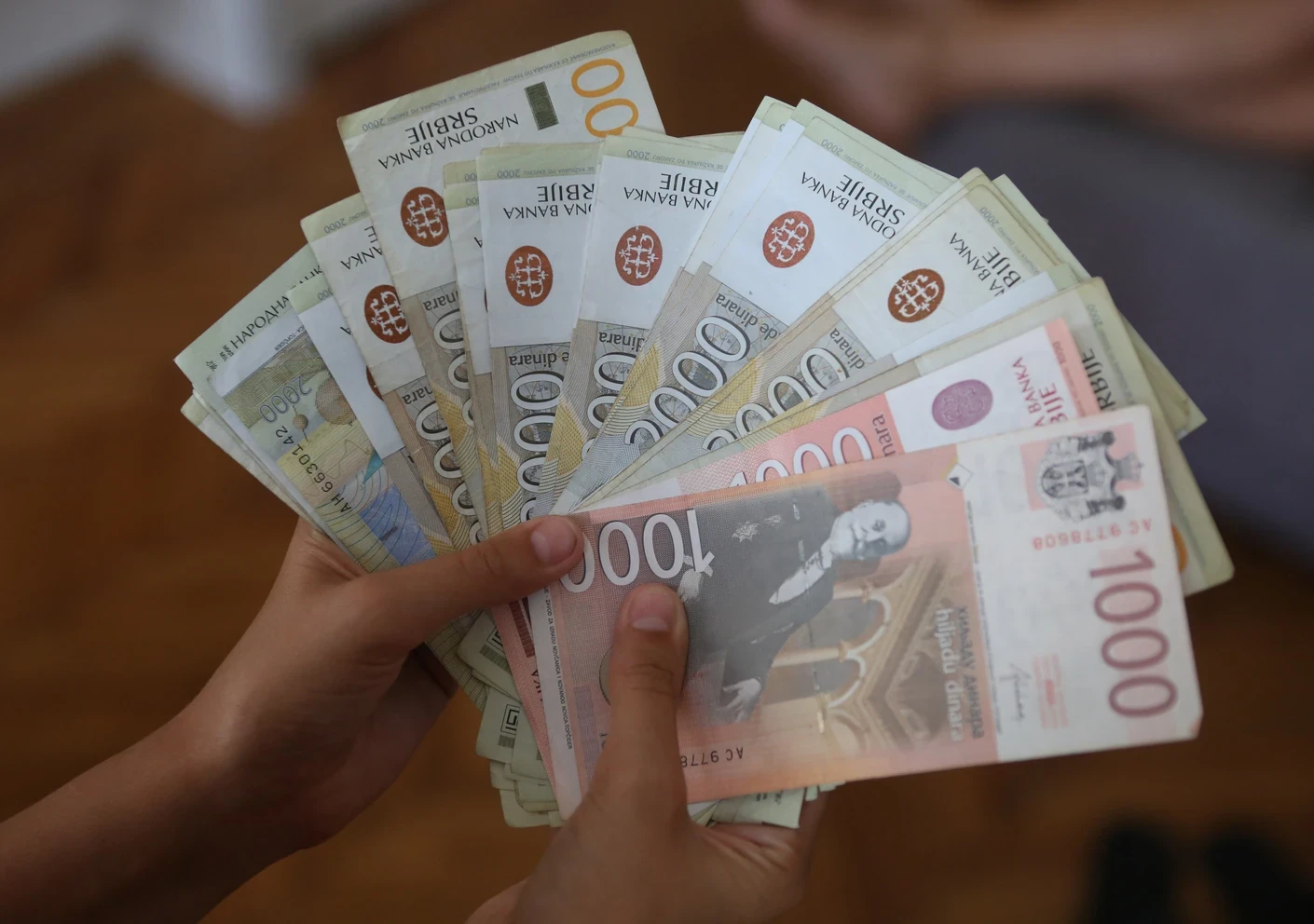 ТУКУШТО БЕШЕ УСВОЕНО: Пристигнува државна помош, исплатата започнува од 14 септември – еве кој добива најмногу, а кој мора да се пријави!
