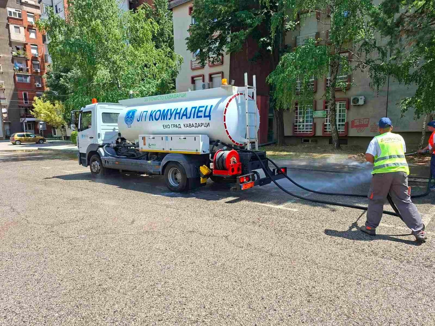 ОФАНЗИВА ЗА ПОБЕЗБЕДЕН СООБРАЌАЈ ВО КАВАДАРЦИ: Се обележува хоризонталната сигнализација, се чистат и перат паркинзите!