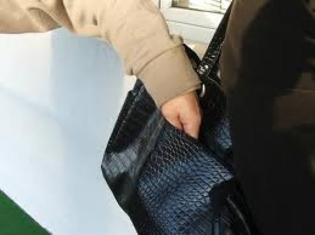 ДВАЈЦА ВЕЛЕШАНИ ИЗМАМИЛЕ 88-ГОДИШНИК: Им дал 300.000 денари, тие му оставиле празна чанта „со 10.000 евра“