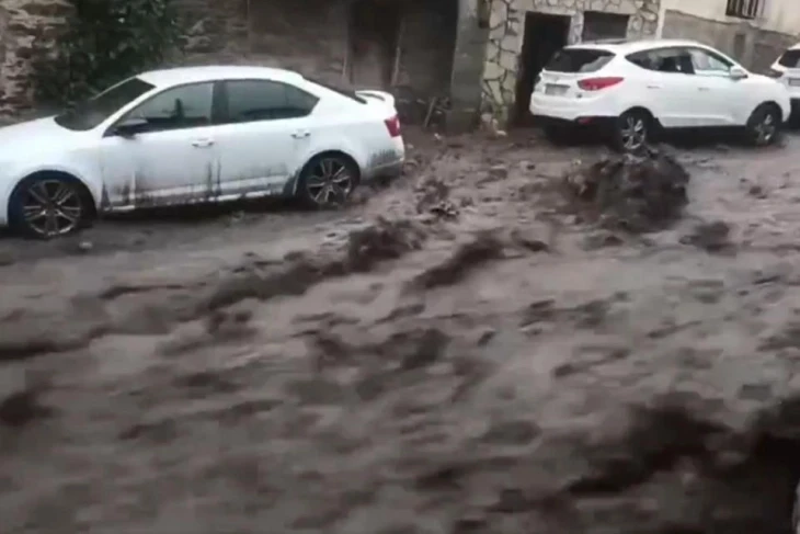 ВИДЕО | ХОРОР ВО ШПАНИЈА: Бурата носеше камења и кал, две жени загинаа - еве колку се водат за изчезнати!