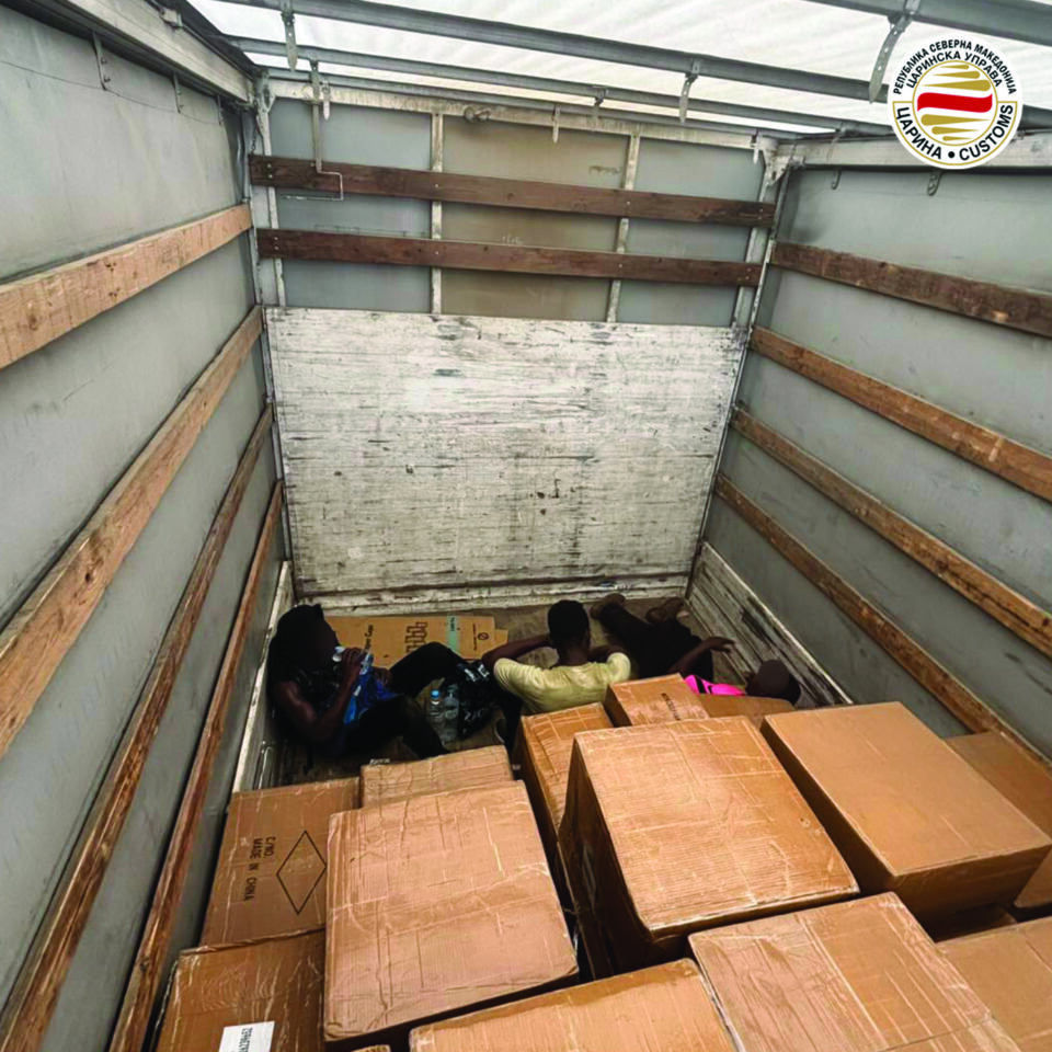 НЕВИДЛИВИ ПАТНИЦИ ВО КАМИОН: Цариниците направија контрола, па меѓу кутиите открија тројца мигранти!