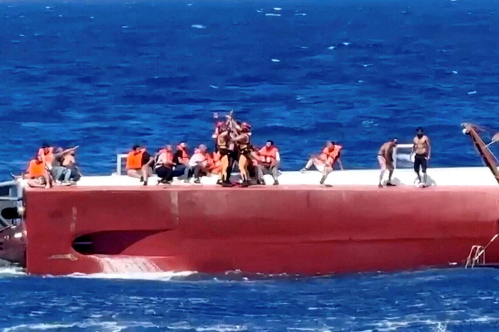 (ВИДЕО) ТРАГЕДИЈА НА МОРЕ: Брод со речиси 270 луѓе потонал за само неколку минути!
